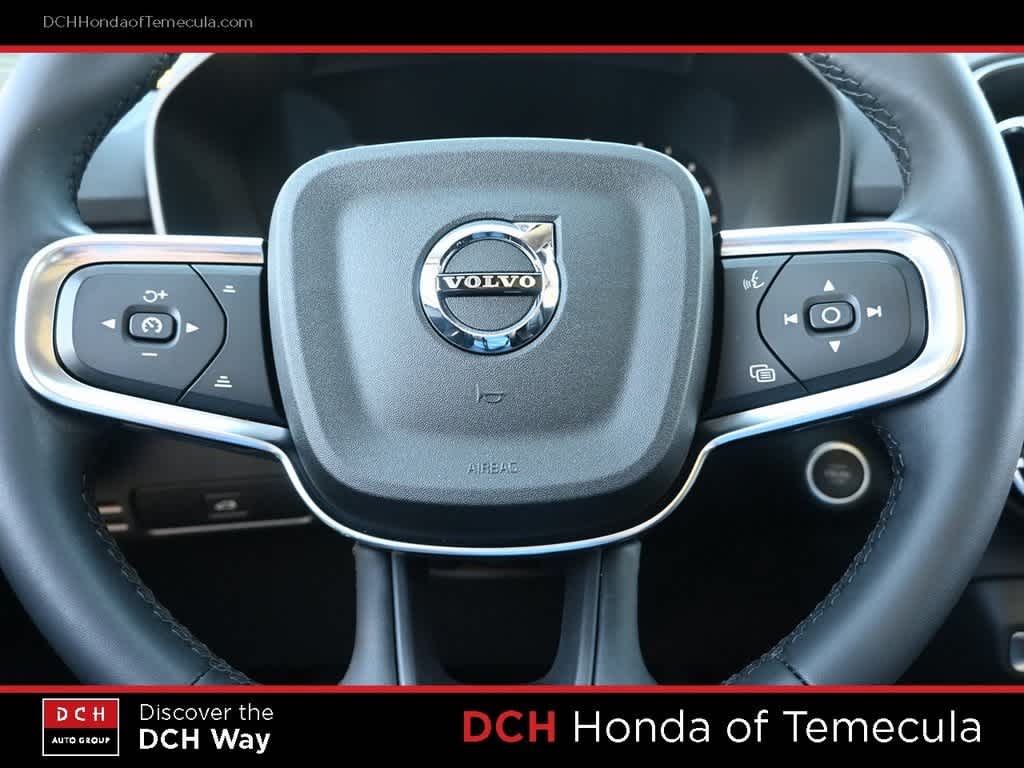 Thumbnail: 2023 Volvo XC40 - 9