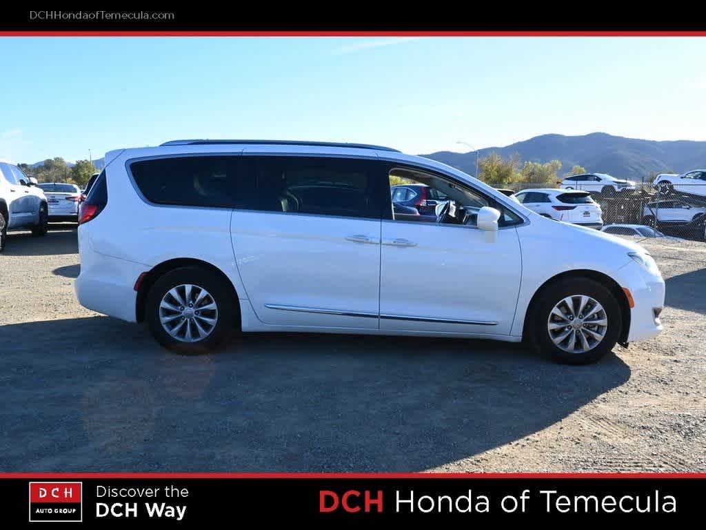 Thumbnail: 2018 Chrysler Pacifica - 5