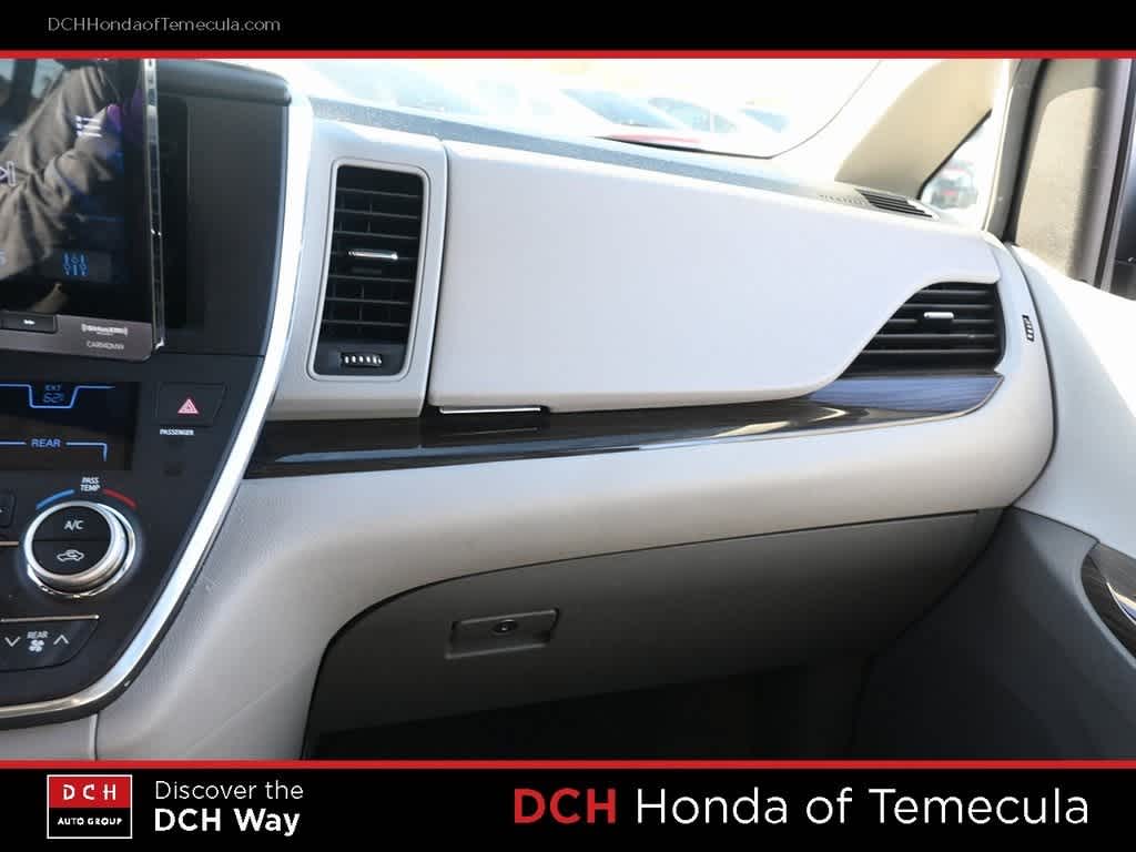 Thumbnail: 2016 Toyota Sienna - 13