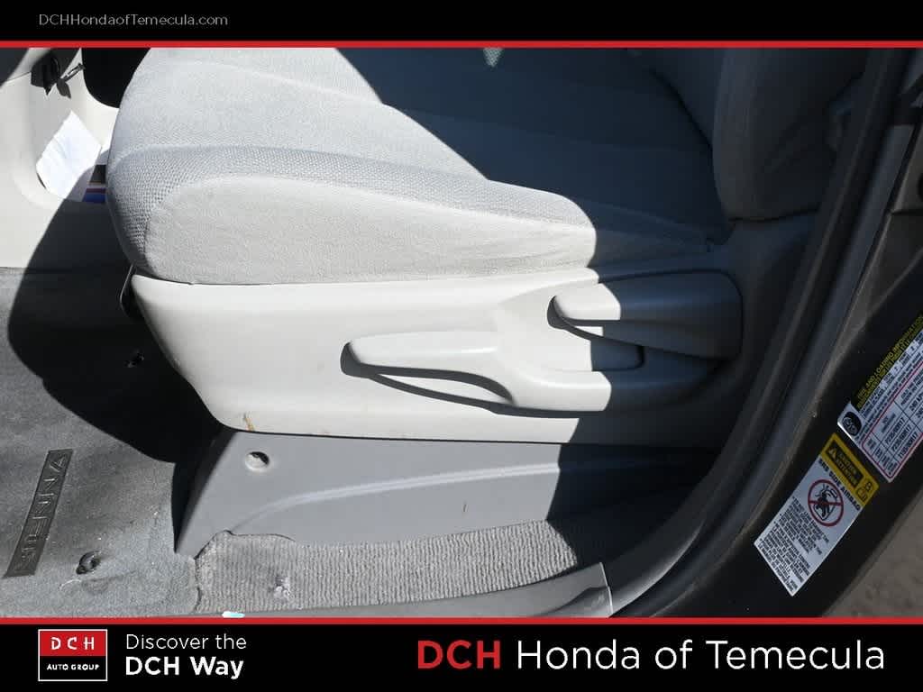 Thumbnail: 2011 Toyota Sienna - 16