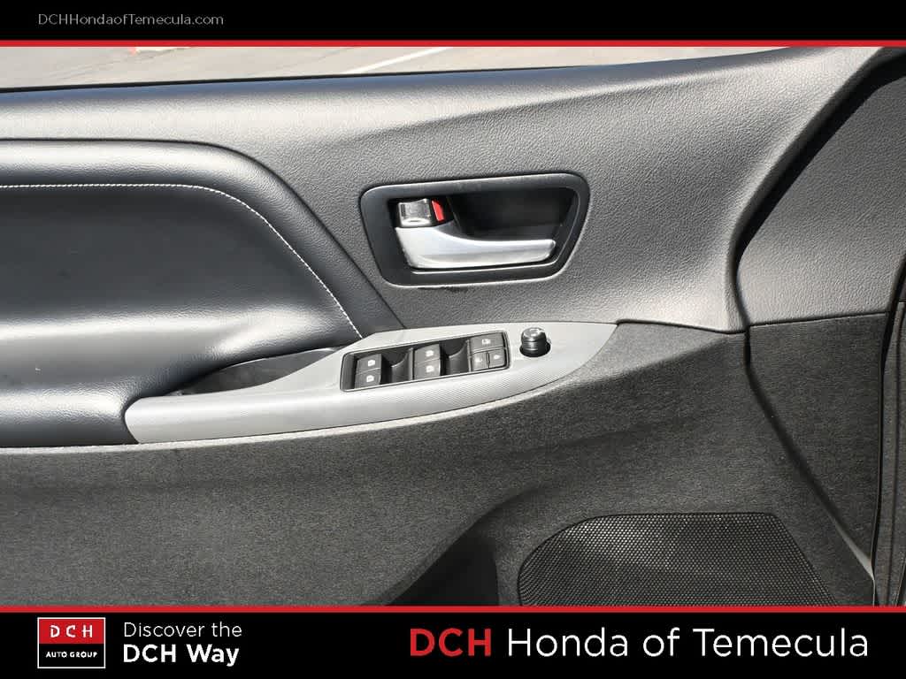 Thumbnail: 2016 Toyota Sienna - 16