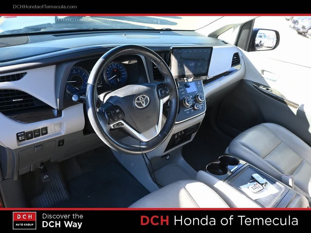 Thumbnail: 2016 Toyota Sienna - 8