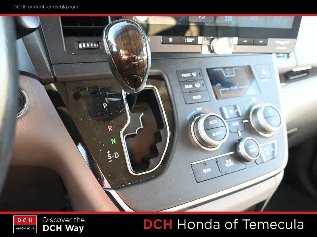 Thumbnail: 2016 Toyota Sienna - 11