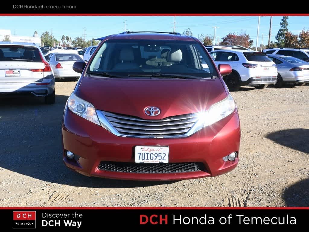 2016 Toyota Sienna XLE Premium photo 2