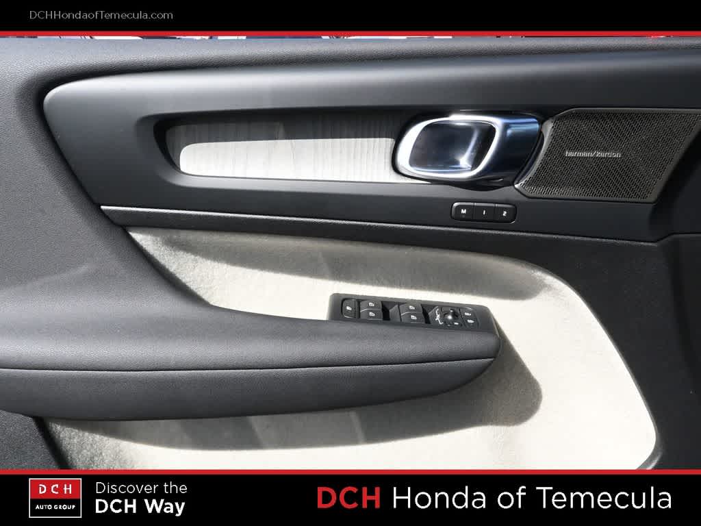 Thumbnail: 2023 Volvo XC40 - 16