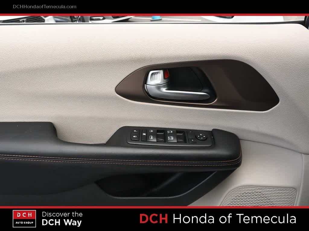 Thumbnail: 2018 Chrysler Pacifica - 15