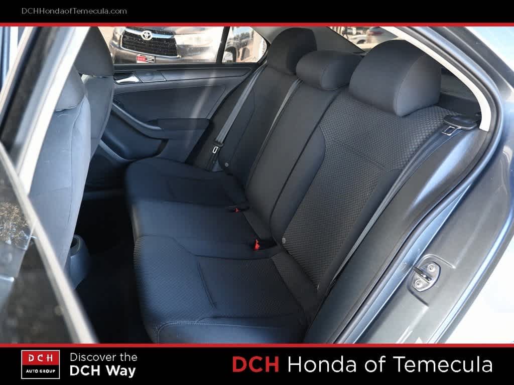 Thumbnail: 2011 Volkswagen Jetta - 17