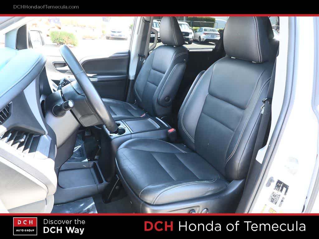 Thumbnail: 2016 Toyota Sienna - 18