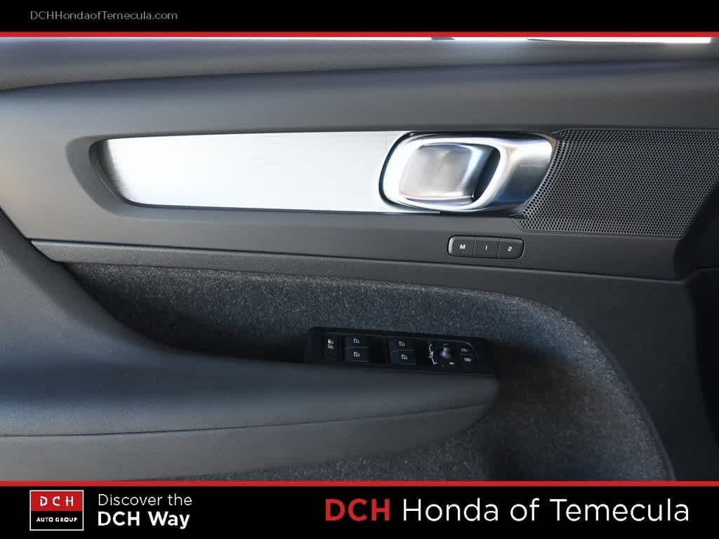 Thumbnail: 2021 Volvo XC40 - 16