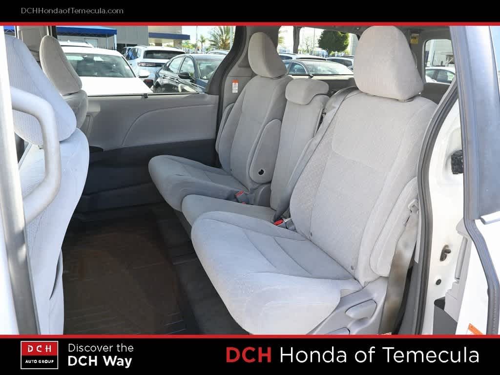 Thumbnail: 2018 Toyota Sienna - 18