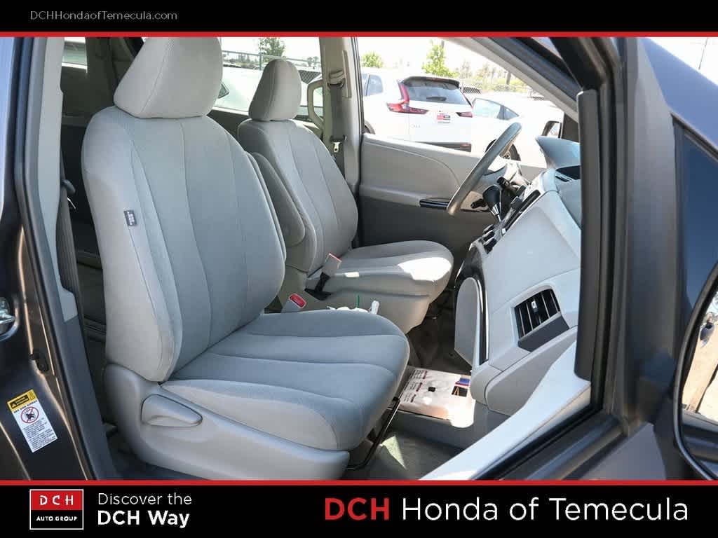 Thumbnail: 2011 Toyota Sienna - 20