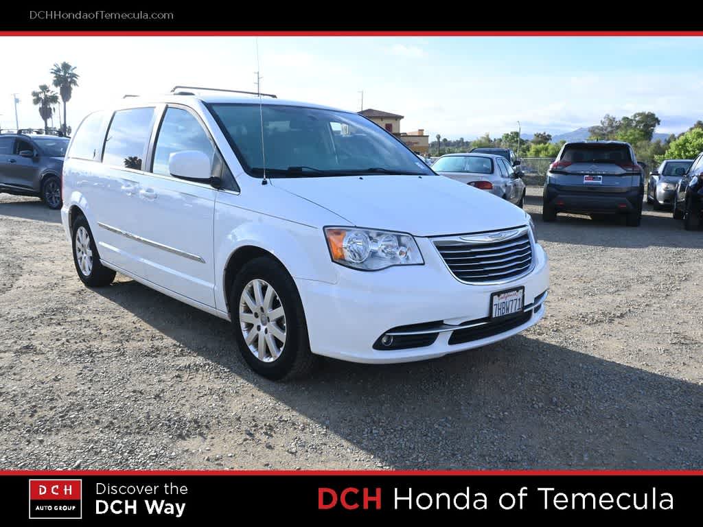 Thumbnail: 2015 Chrysler Town & Country - 3