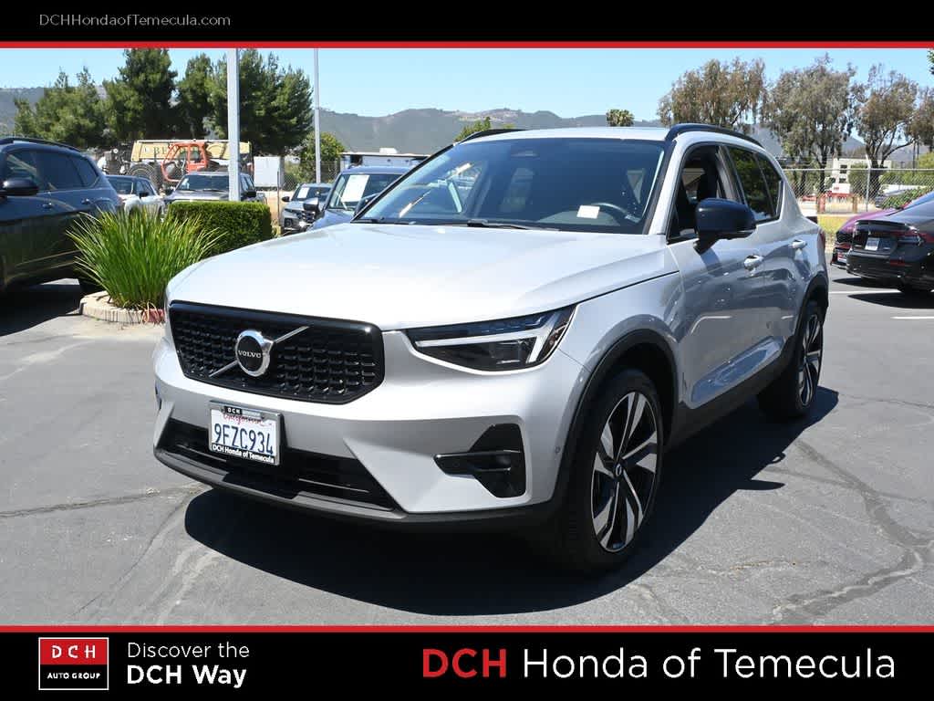 2023 Volvo XC40 Ultimate Dark Theme — photo 1 of 24