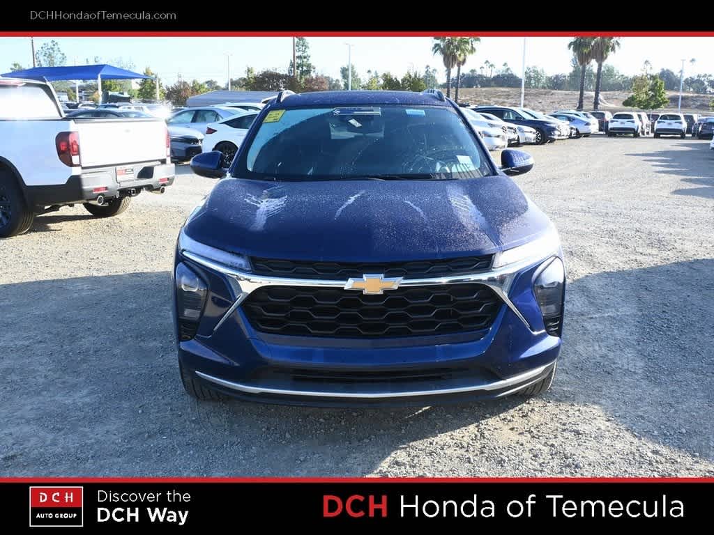 2024 Chevrolet Trax LT photo 2