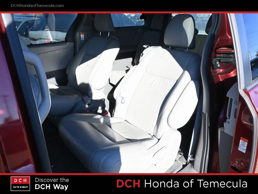 Thumbnail: 2016 Toyota Sienna - 18