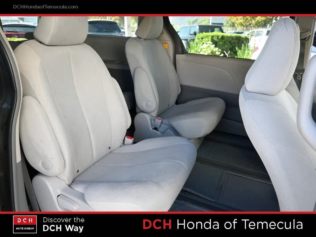 Thumbnail: 2011 Toyota Sienna - 20