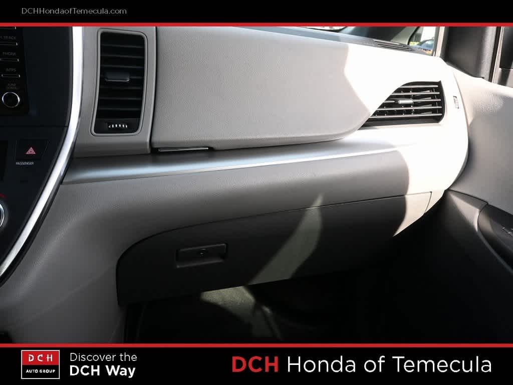 Thumbnail: 2018 Toyota Sienna - 13