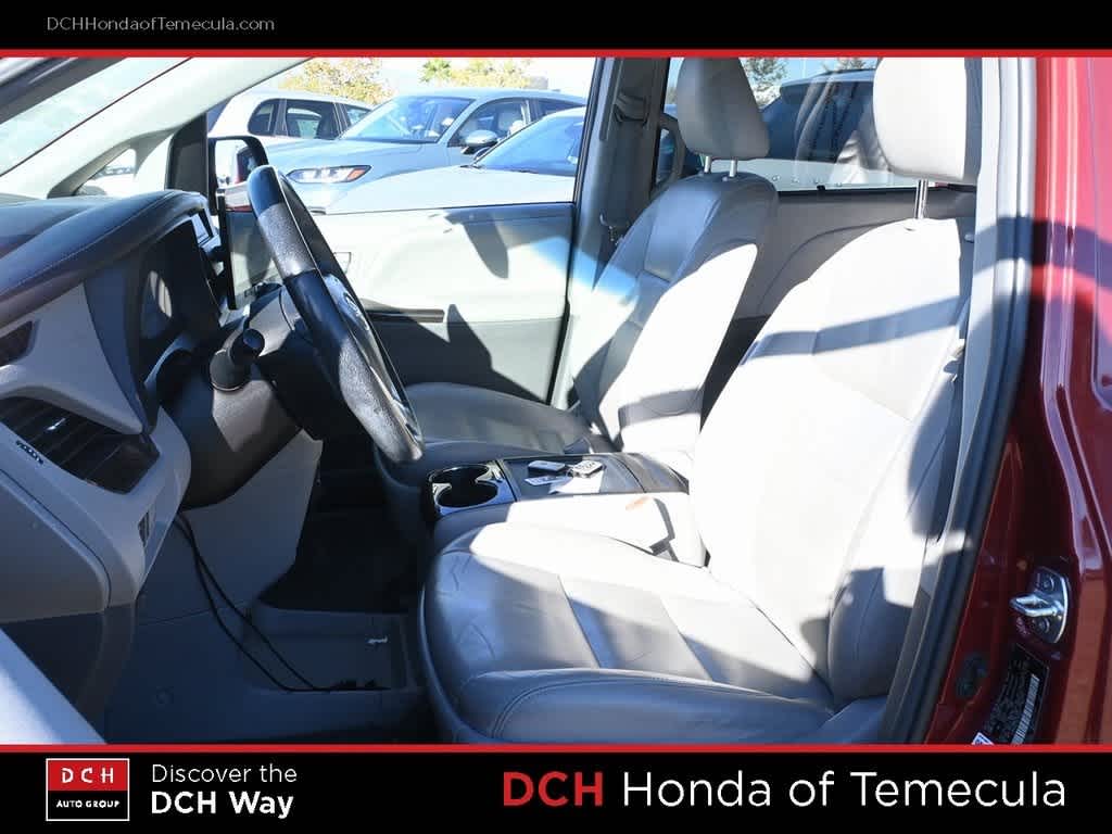 Thumbnail: 2016 Toyota Sienna - 17