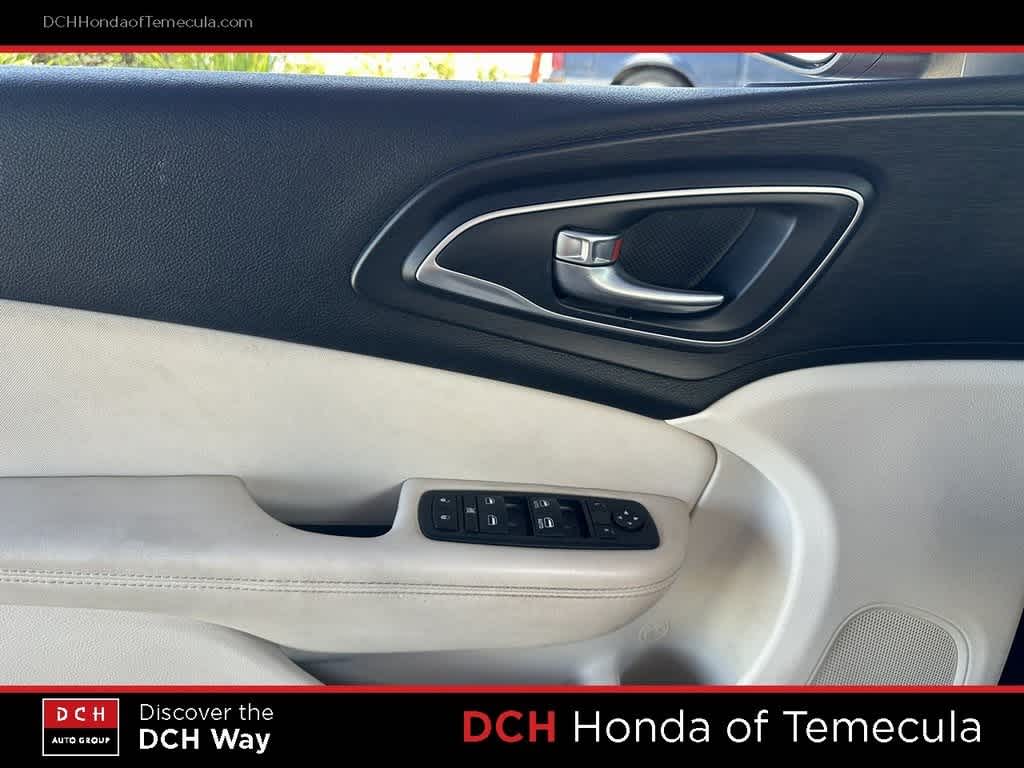 2015 Chrysler 200 Limited 16