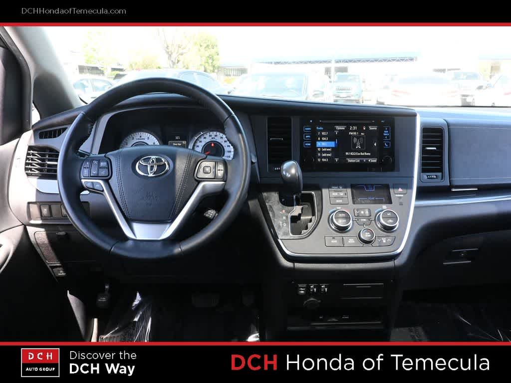 Thumbnail: 2016 Toyota Sienna - 8