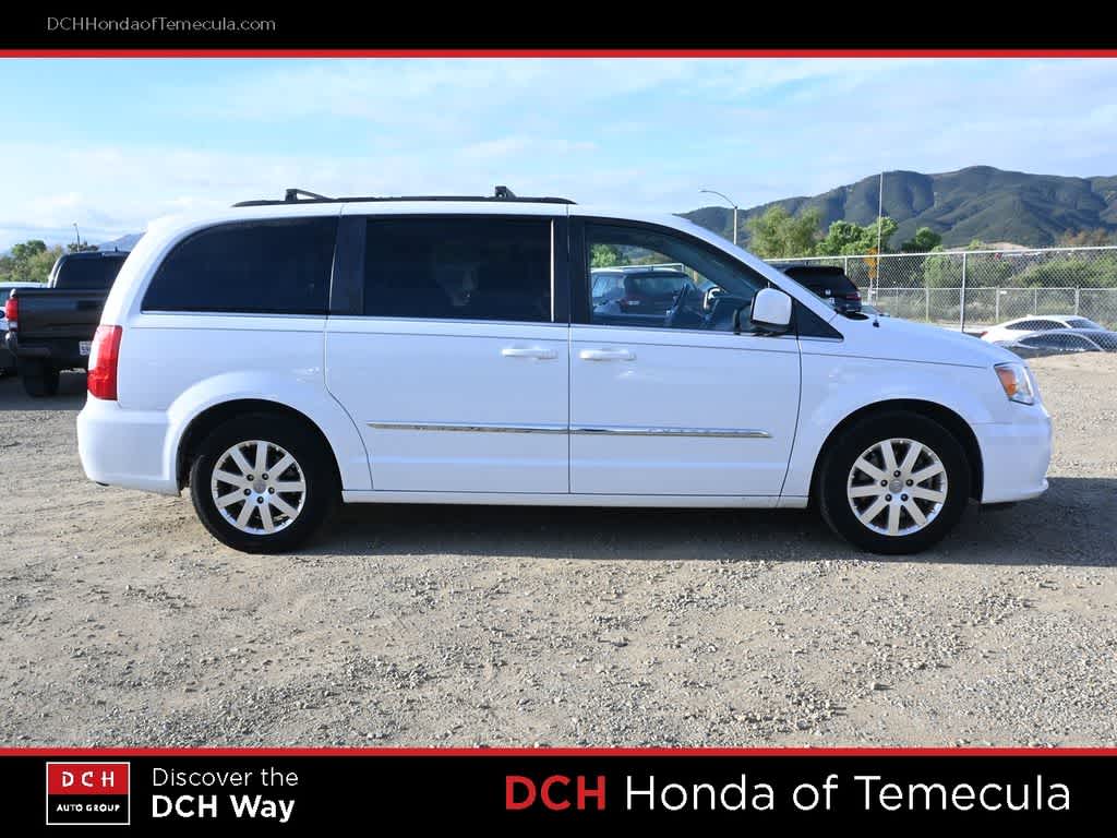 Thumbnail: 2015 Chrysler Town & Country - 5