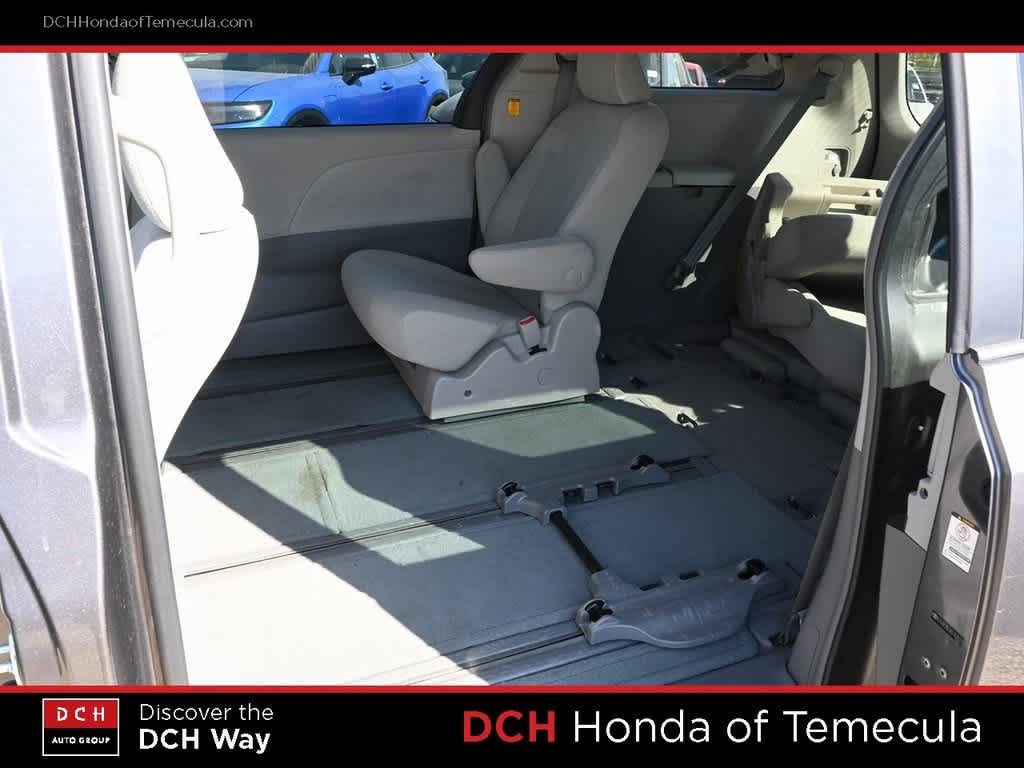 Thumbnail: 2011 Toyota Sienna - 18