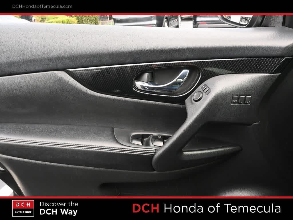 Thumbnail: 2018 Nissan Rogue - 16