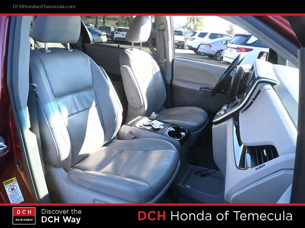 Thumbnail: 2016 Toyota Sienna - 20