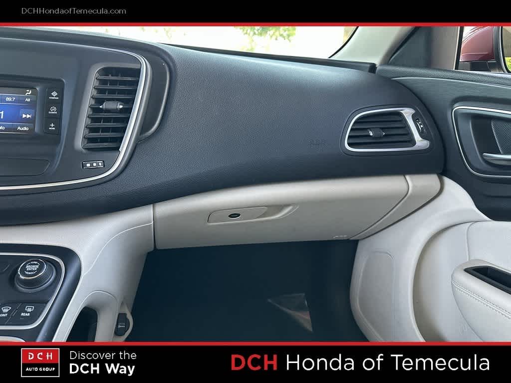 2015 Chrysler 200 Limited 14