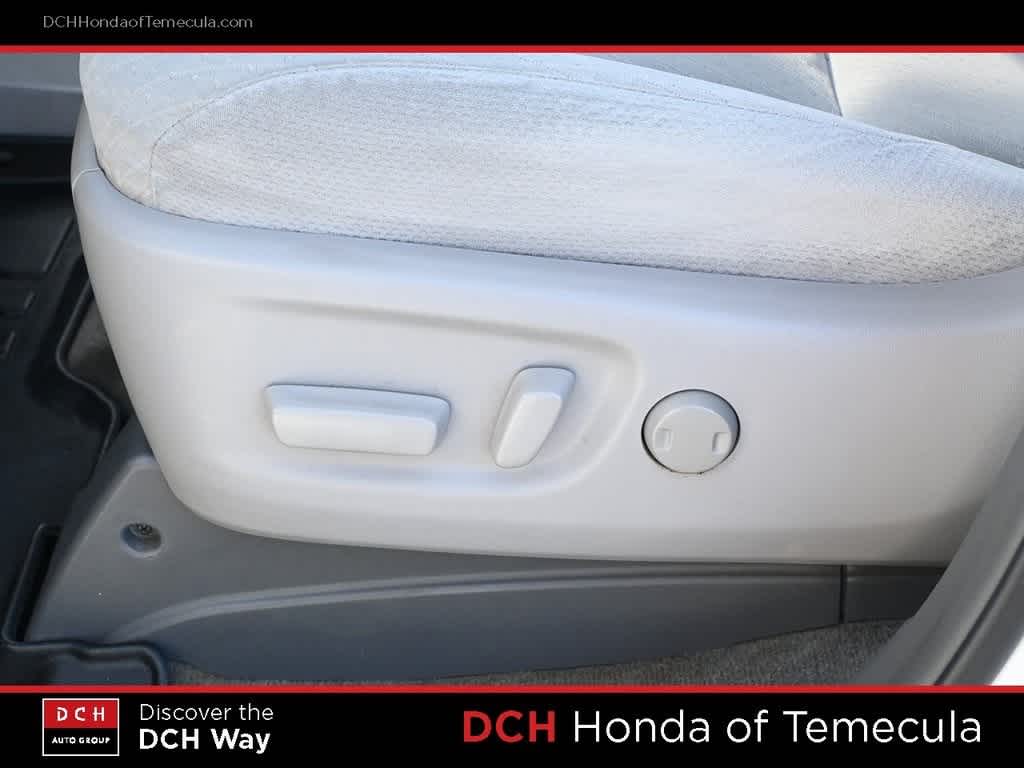 Thumbnail: 2018 Toyota Sienna - 16