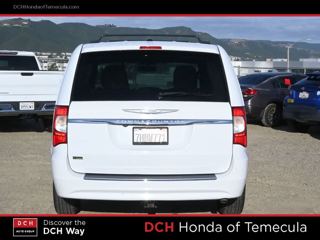 Thumbnail: 2015 Chrysler Town & Country - 6