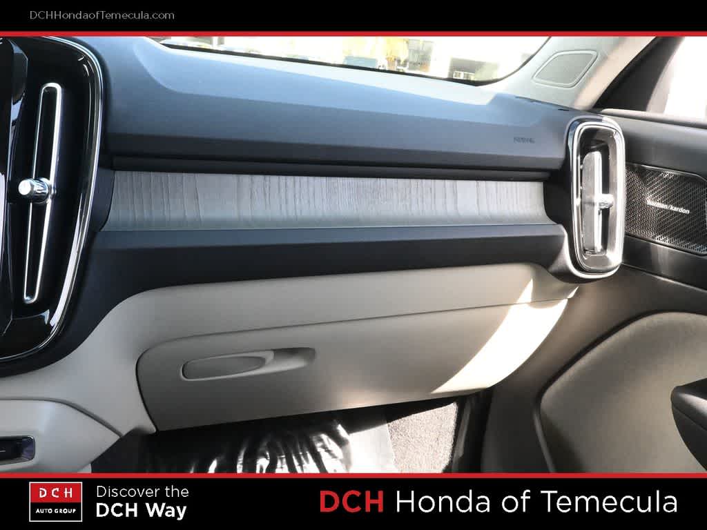 Thumbnail: 2023 Volvo XC40 - 14