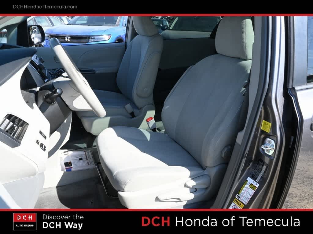 Thumbnail: 2011 Toyota Sienna - 17