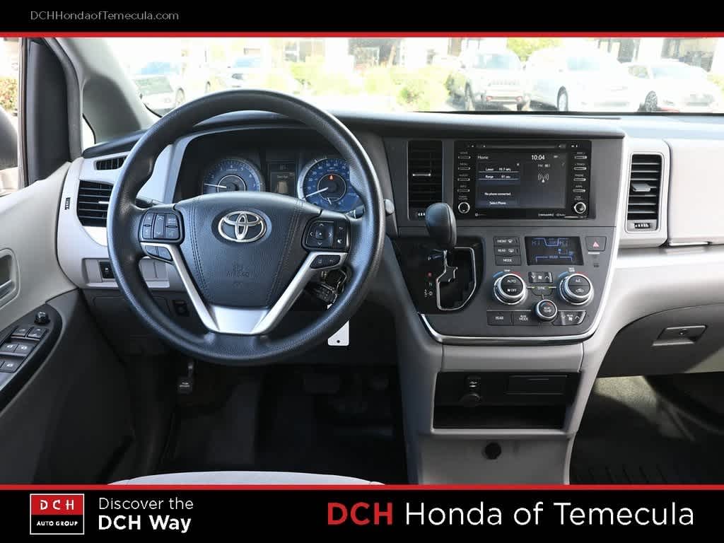 Thumbnail: 2018 Toyota Sienna - 7