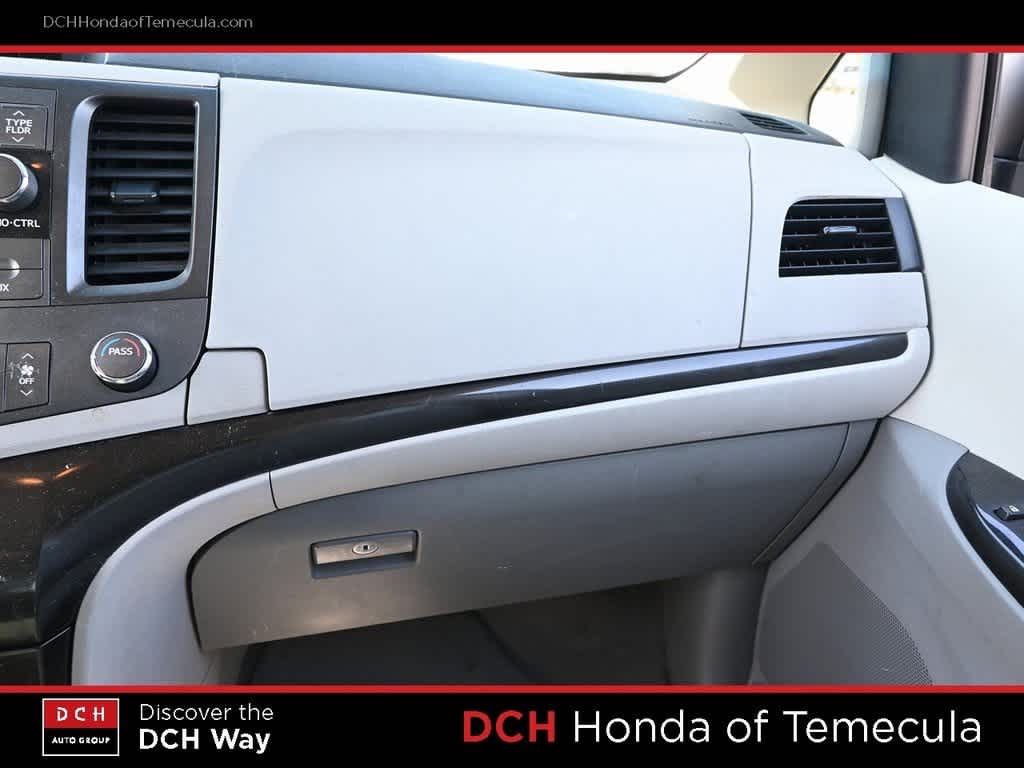 Thumbnail: 2011 Toyota Sienna - 13