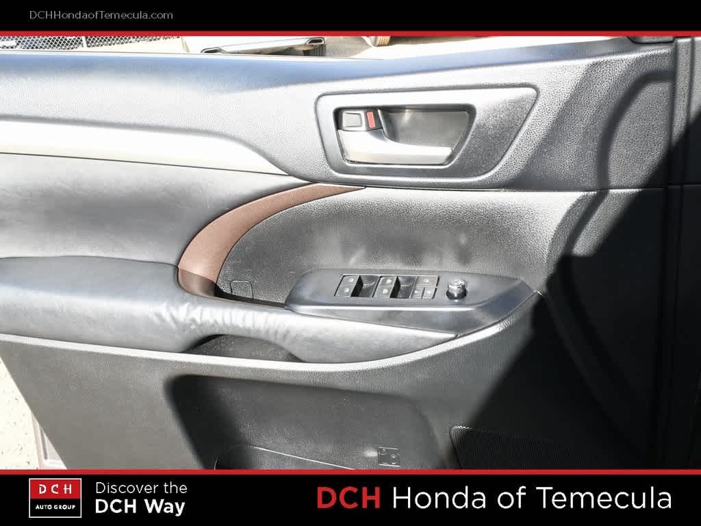 Thumbnail: 2015 Toyota Highlander - 15
