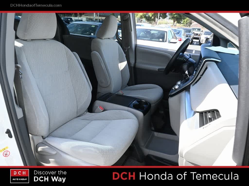 Thumbnail: 2018 Toyota Sienna - 21