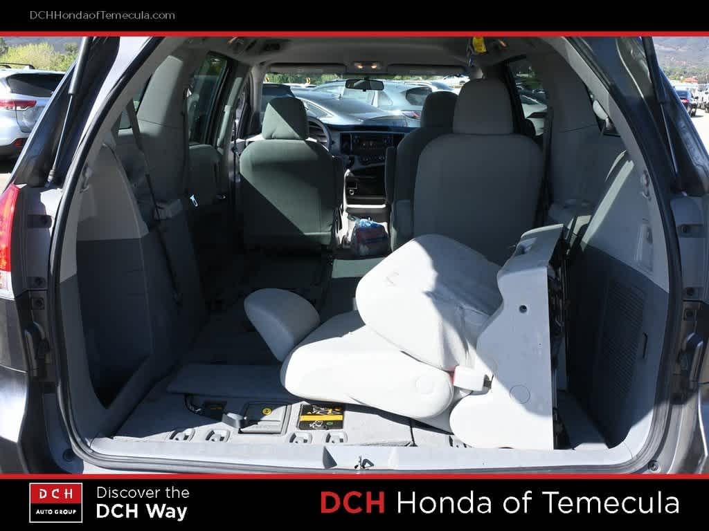 Thumbnail: 2011 Toyota Sienna - 21