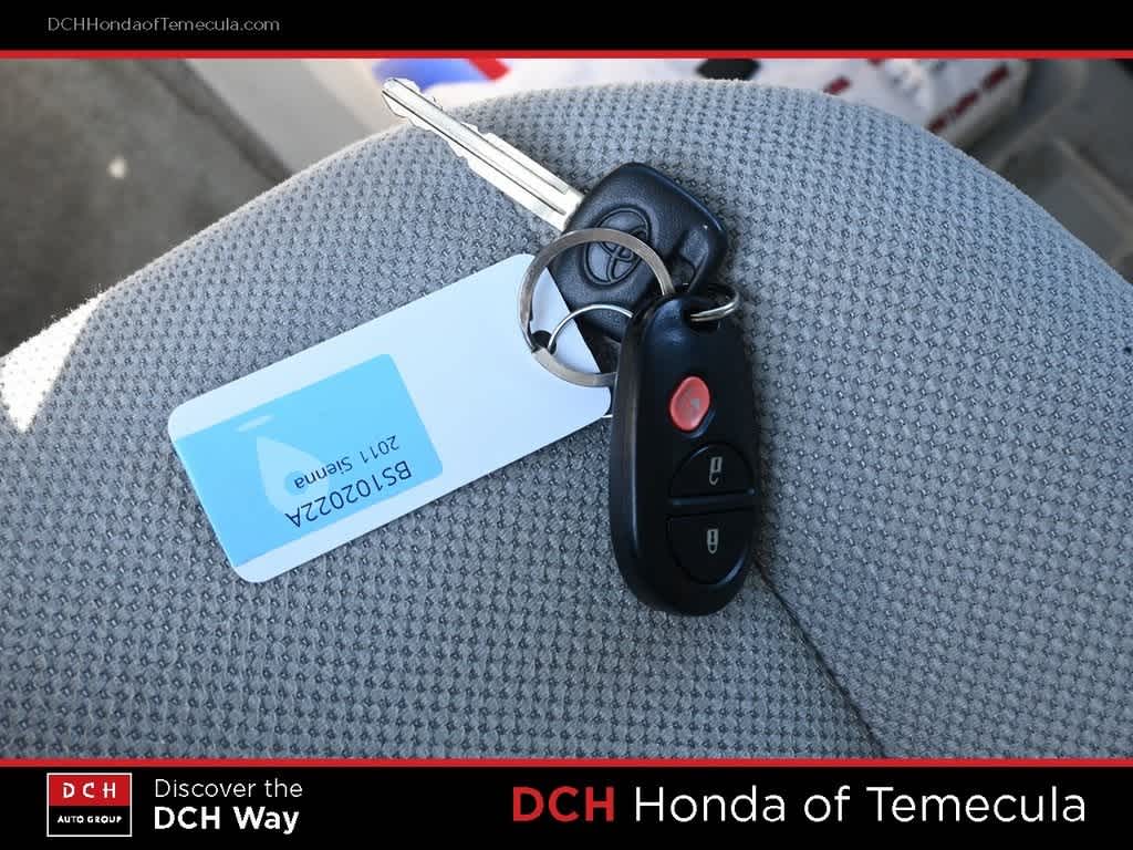 Thumbnail: 2011 Toyota Sienna - 14