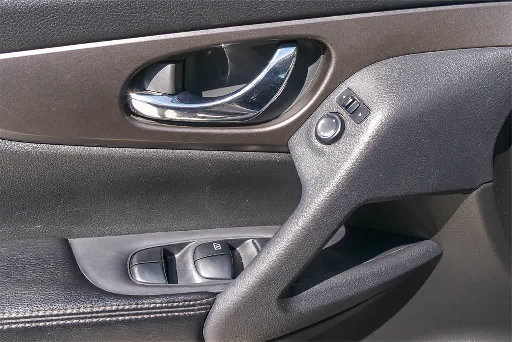 Thumbnail: 2015 Nissan Rogue - 18