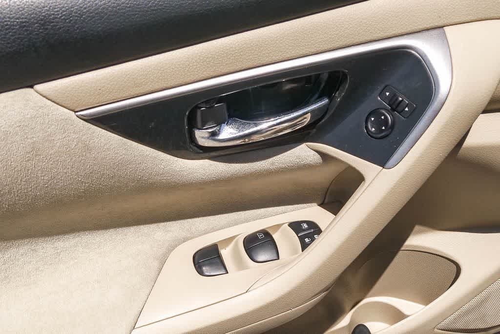 Thumbnail: 2013 Nissan Altima - 18