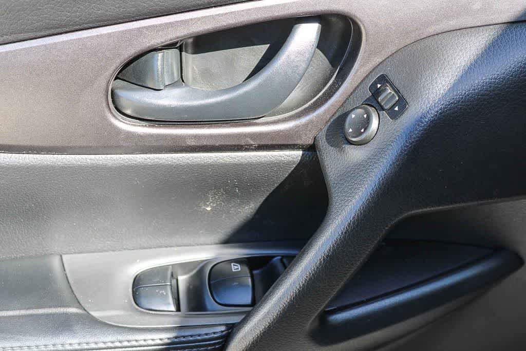 Thumbnail: 2018 Nissan Rogue Sport - 19