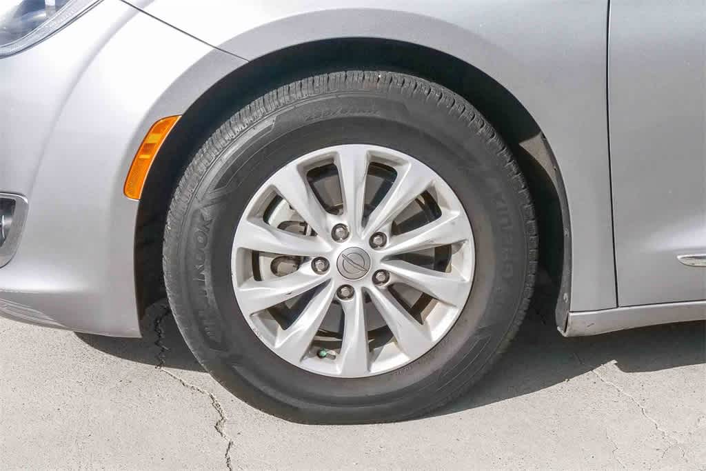 Thumbnail: 2017 Chrysler Pacifica - 5