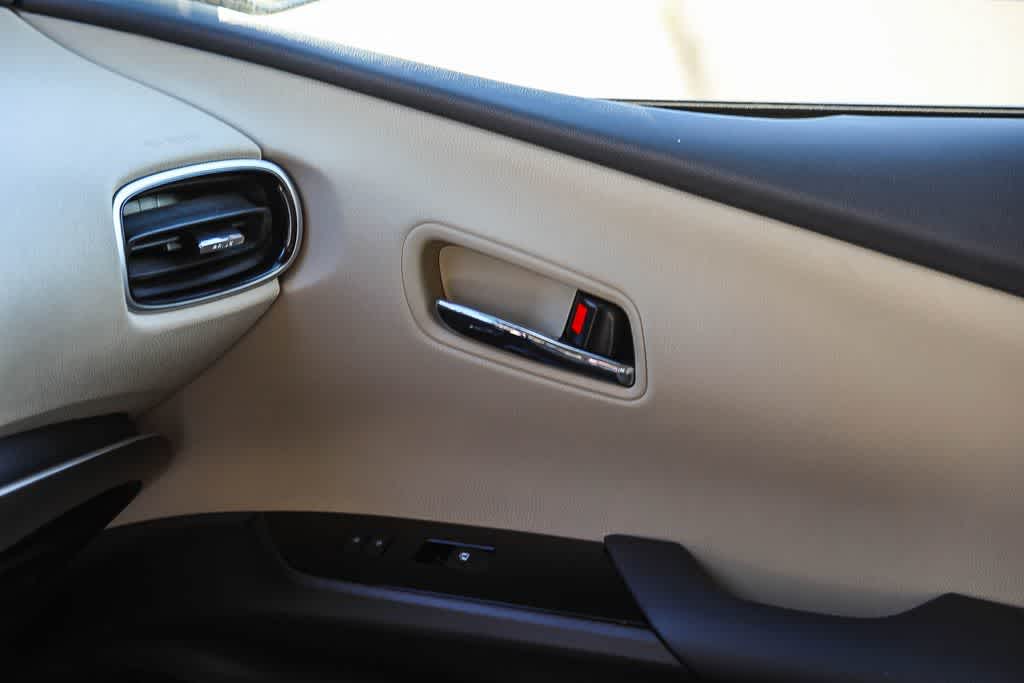 Thumbnail: 2016 Toyota Prius - 18