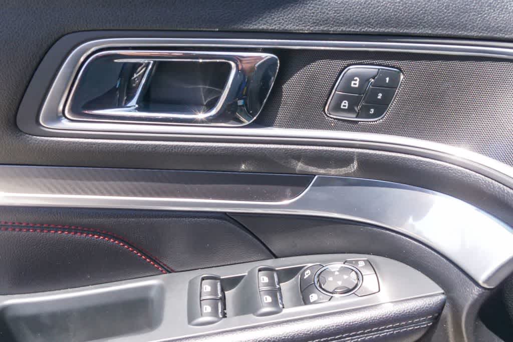 Thumbnail: 2016 Ford Explorer - 16