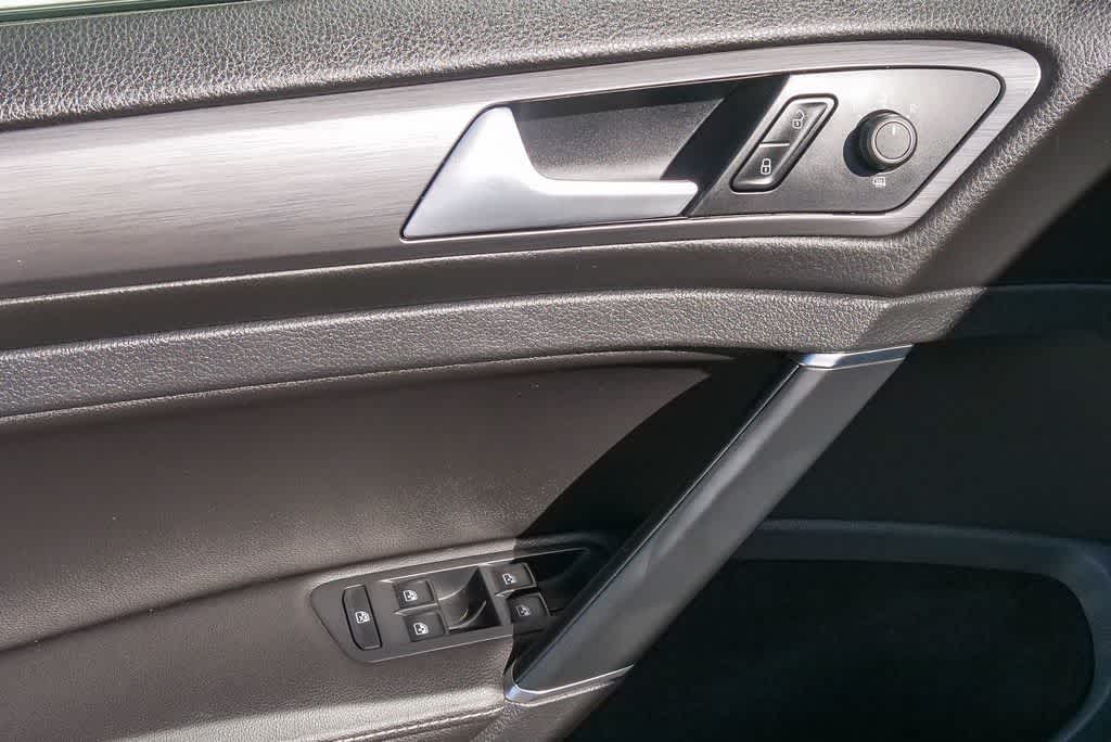 Thumbnail: 2019 Volkswagen e-Golf - 19