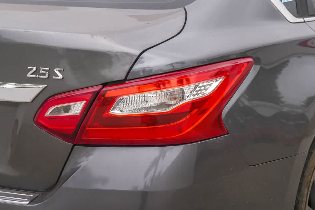 Thumbnail: 2017 Nissan Altima - 10