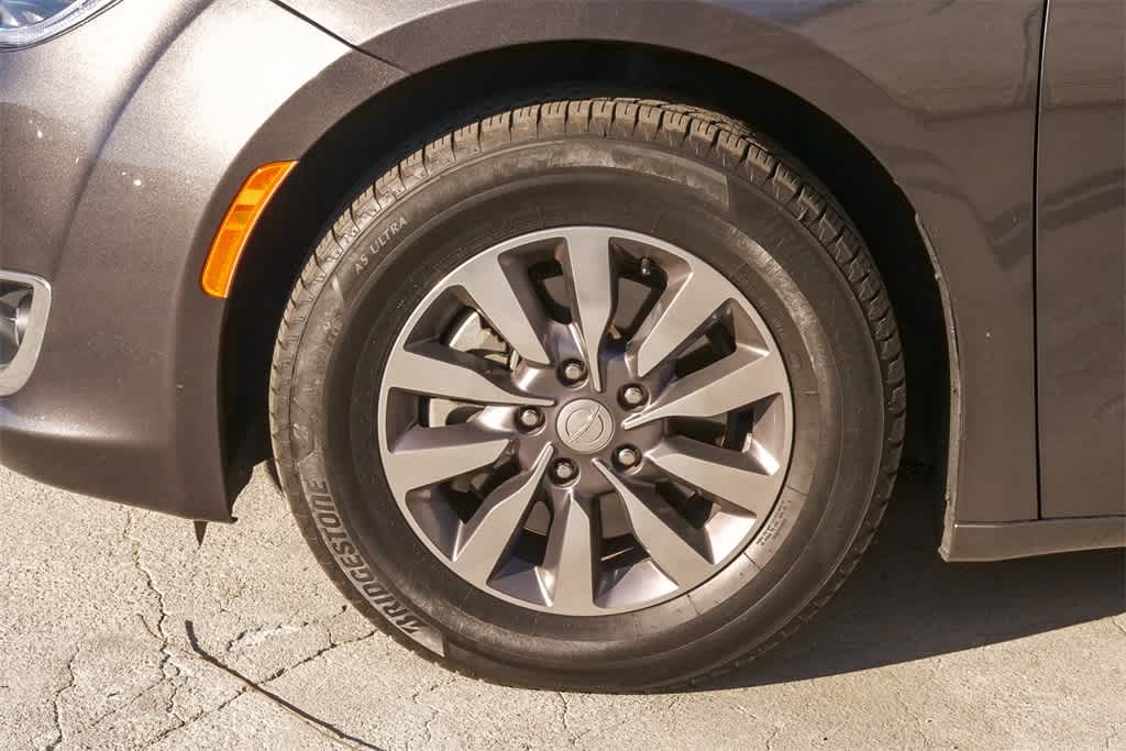 Thumbnail: 2019 Chrysler Pacifica - 5