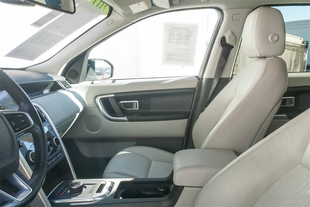 Thumbnail: 2017 Land Rover Discovery Sport - 17