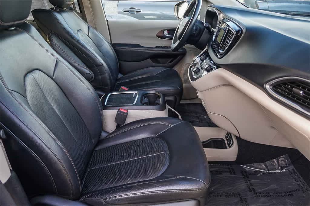 Thumbnail: 2019 Chrysler Pacifica - 17